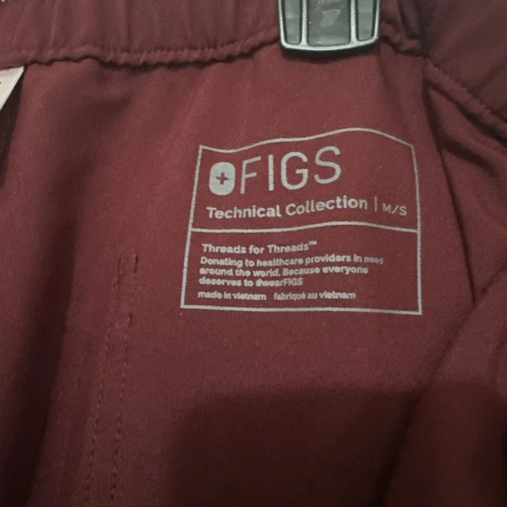 Figs Technical Collection Kade Wine Color Cargo‎ Scrub Womens Pants Sz M/S